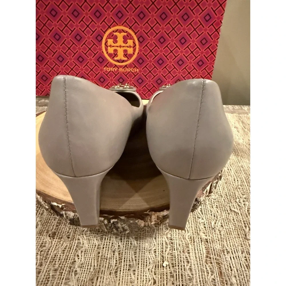 Tory Burch Women's Claire 85mm Wedge Pumps in French Grey Sz-9M Gold Logo 295$
